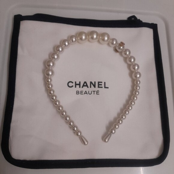 Chanel Pearl Headband - Elegant White Accessory - Picture 10 of 15